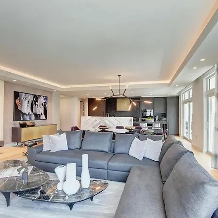 Exquisite Floor To Ceiling 3 Bedrooms Apartment